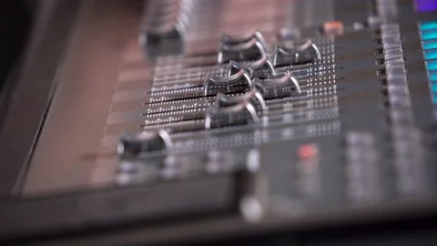 Footage of audio mixer, the knobs are being pulled up and down automatically 库存影片 148409983