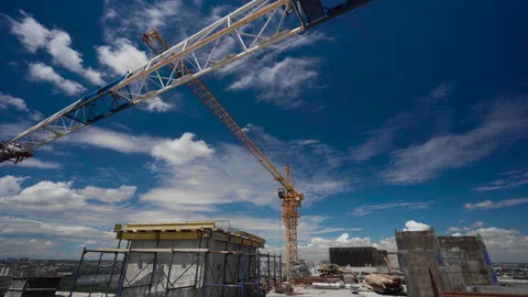 Footage of a construction crane on the construction of a multi-storey building Stockbeeldmateriaal 198737316