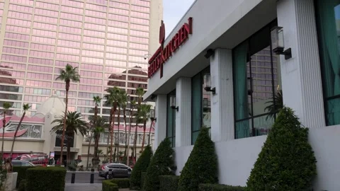 Footage of Gordon Ramsays Hells Kitchen with lush green trees in Las Vegas Stockbeeldmateriaal 264531107