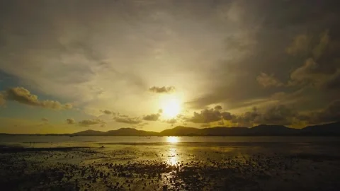 Footage landscape view of sunset  time lapse seascape with sky sunset Video stock 140794568