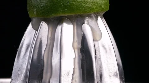 Footage of lime fruit squeeze 스톡 동영상 111408812