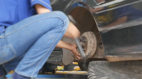 Footage of a man Break disc replacement in car service shop. 库存影片 63115753