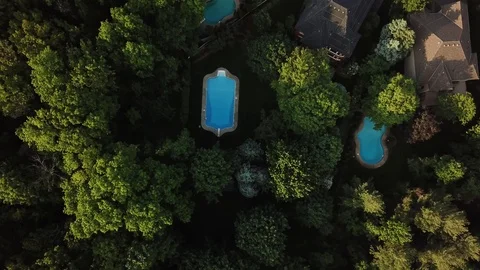 Footage of a pristine backyard swimming pool in a luxury suburban home. Vídeo Stock 90471048