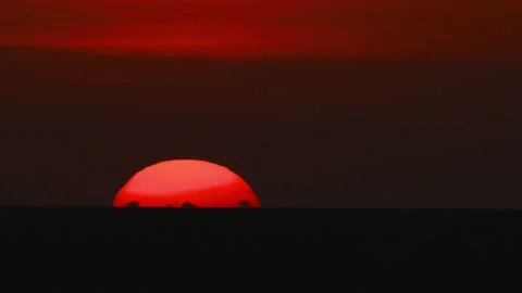 Footage of red sun setting over sea Video stock 317465394