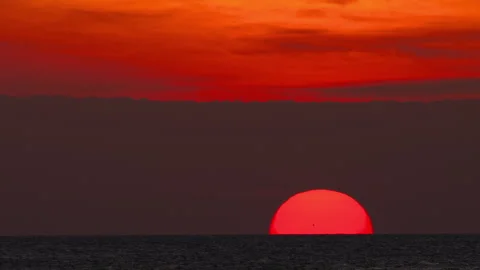 Footage of red sun setting over sea Видео 333726954