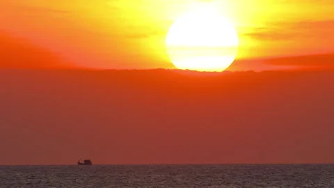 Footage of red sun setting over sea Stock-Footage 333991364