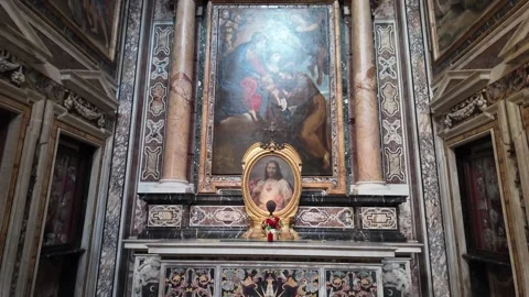Footage of a side altar inside Santa Maria della Vittoria in Rome, Italy Vídeos de archivo 320400190
