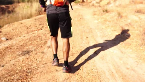 Footage Slow Motion: Man runner training in the mountains Vídeos de archivo 146323962