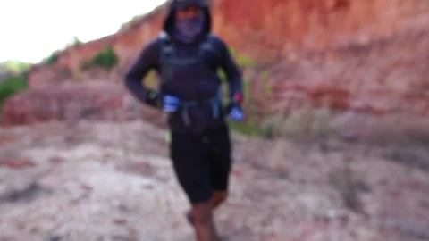 Footage Slow Motion: Man using smart watch during morning run in mountain Vídeos de archivo 146323419