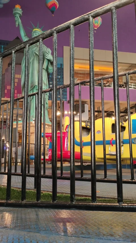Footage of the statue of liberty at the Trans Studio Padang amusement ride Stock Footage 331350828