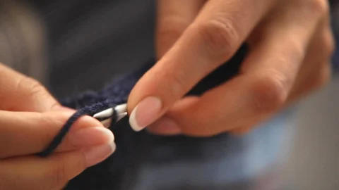 Footage of two hands working with knitting needles energetically Stock-Footage 107403536