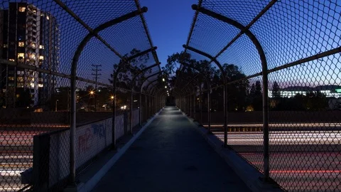 Footbridge Over Freeway Dolly Push Day To Night Timelapse 4k 動画素材 99324432