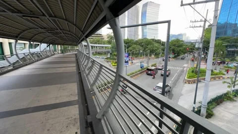 Footbridge Overlooking Traffic in Ortigas 4K 60fps Vidéo 338278623