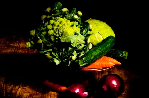 Footed plate with vegetables Stock-Fotos