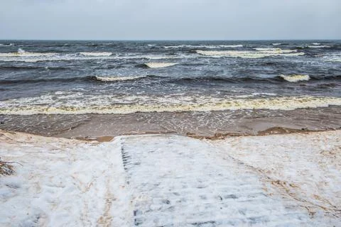 Footpath between winter Baltic Sea s dunes in Saulkrasti in Latvia 스톡 사진