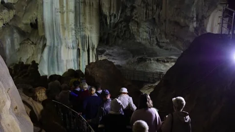 A footpath-bridge in the cave passes through the gorge. Excursion. Vídeos de archivo 251899390
