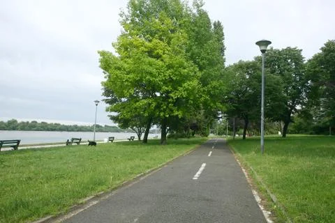 Footpath reached in the trees along the river with benches Stock-Fotos