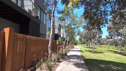 Footpath runs alongside a timber privacy fence of modern townhouses in Australia Vídeos de archivo 290822716