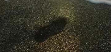 Footprint in Sand Getting Washed Over by Wave 스톡 동영상 85816680