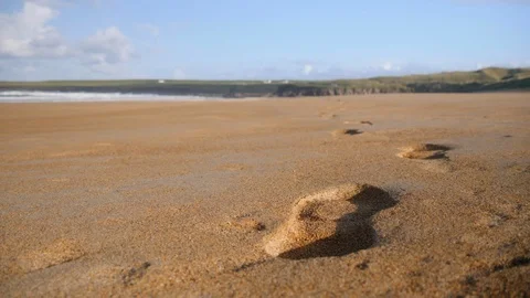 Footprints in the sand 4k Vídeos de archivo 127443605