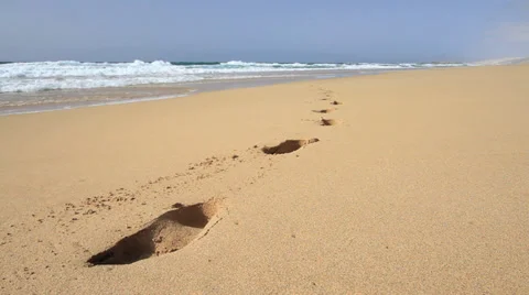 Footprints in the sand on the beach Video stock 27300992