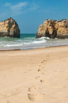 Footprints in the sand with view of the cliffs in the ocean, Portugal Foto stock