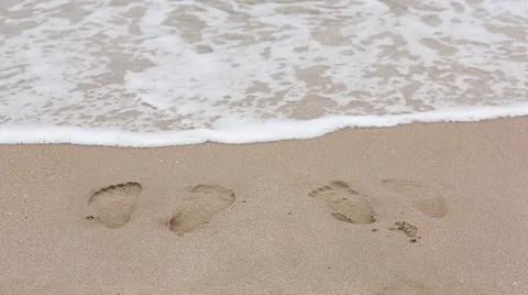 Footprints in sand washed away Vídeo Stock 37695975