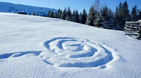 Footprints in the snow in the form of a spiral pattern on a snowy slope 스톡 사진