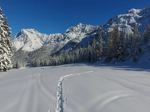 Footprints on the snow - Pathway in mountain Video stock 75465333