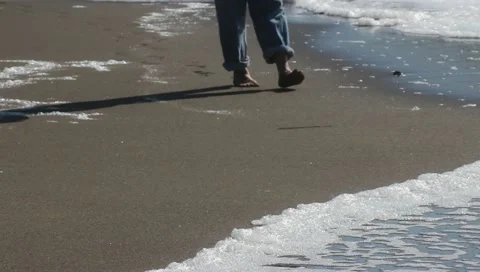 Footsteps on the Beach Видео 10902423