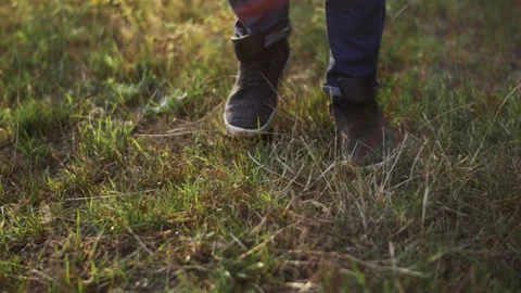 Footsteps of a man in slowmo 4K Vidéo 172324861