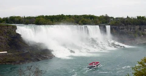 Force and power of Niagara Falls' water flows continue to erode rock formations Foto stock