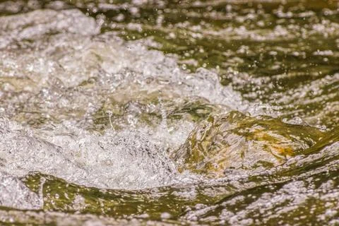 The force of the current forms bubbles on the surface of the water Stock-Fotos
