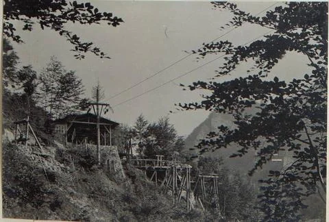 Forcello basso, cable car with elevator station. . Copyright: xpiemagsx au... Foto stock