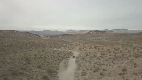 Ford Raptor off-roading down canyon trail in Mojave 库存影片 150071027