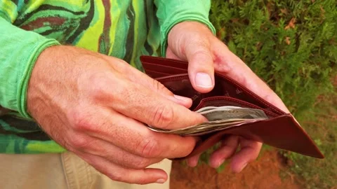 Foreign tourist counting indian rupees, new 500 and 2000 banknotes. Stock Footage 143934019