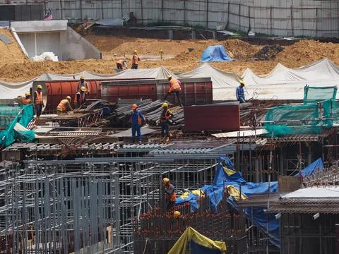Foreign workers are working in a construction site Stock-Fotos