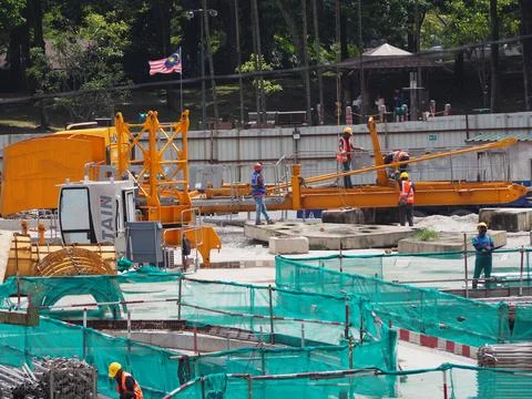 Foreign workers are working in a construction site Stock-Fotos