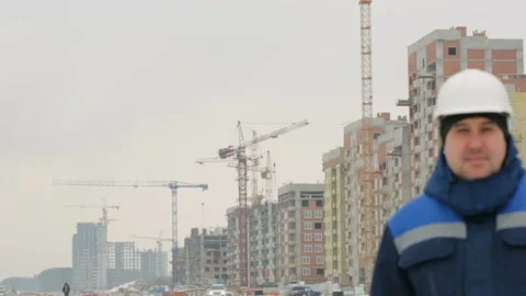 Foreman on background of major construction project 库存影片 86927576