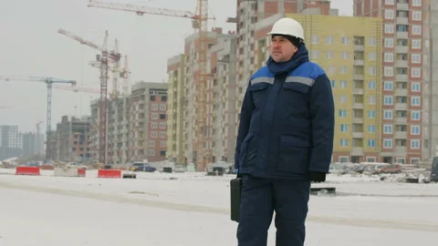 Foreman with brief case at major construction project 库存影片 86927764