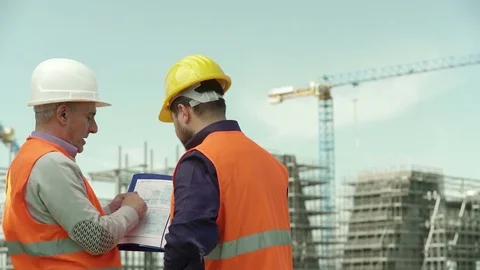Foreman explains to the young worker the project Stock Footage 71918036