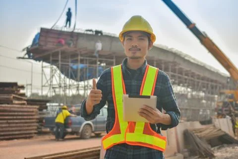 Foreman holding tablet use technology inspection control construction archite Foto stock