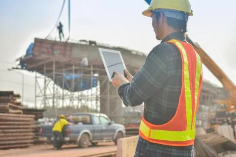 Foreman holding tablet use technology inspection control construction archite Foto stock