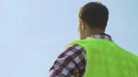 Foreman inspecting construction site before starting demolition and installation Vídeo Stock 117194358