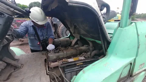 Foreman inspection the forklift Stock-Footage 214425392