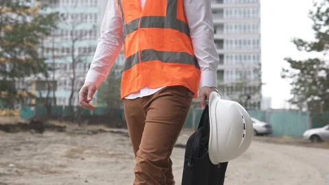 The foreman leaves the construction site after a hard day and goes home. Video stock 172008902
