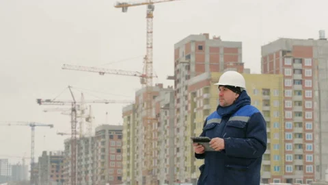 Foreman with pad at major construction project Video stock 86927658