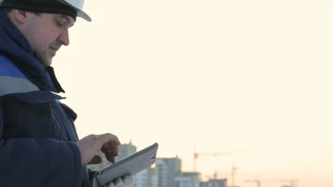 Foreman with pad at major construction project 库存影片 86929847