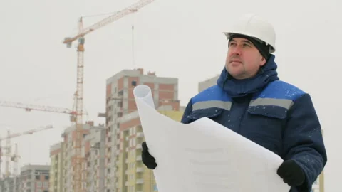 Foreman with paper drawing plan at construction project 库存影片 86927739