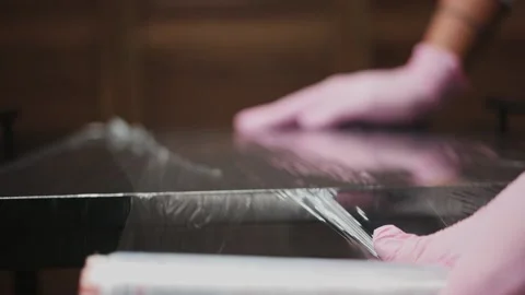 The foreman prepares the inventory for the reception Stockbeeldmateriaal 149006909